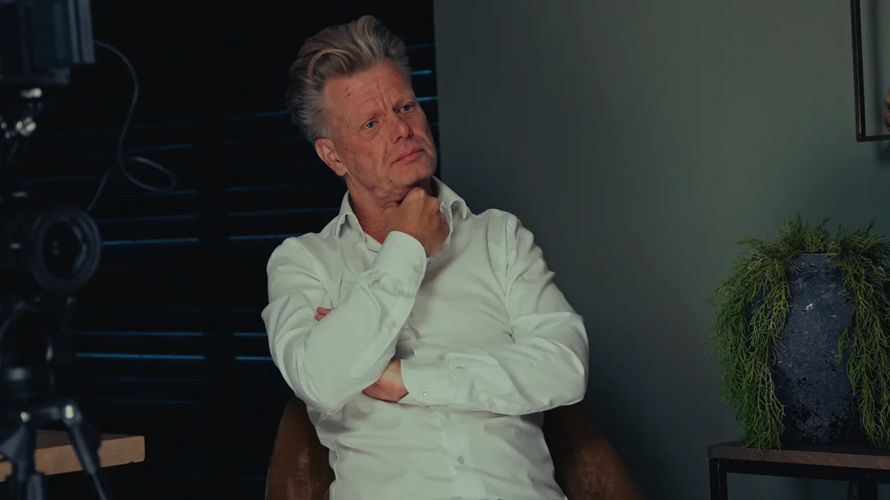 Bart luistert aandachtig tijdens een interview