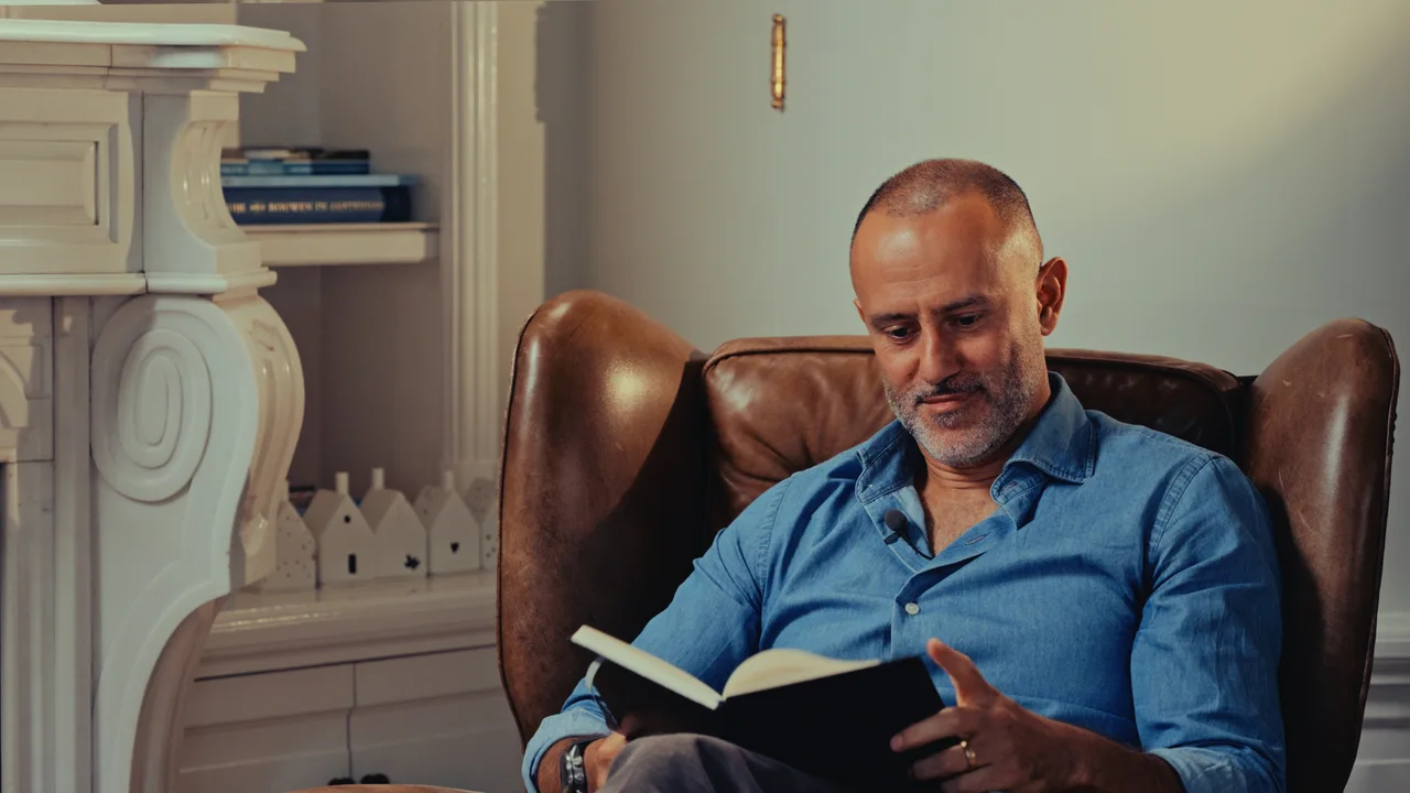 Yasin leest in een boek tijdens de opnamedag